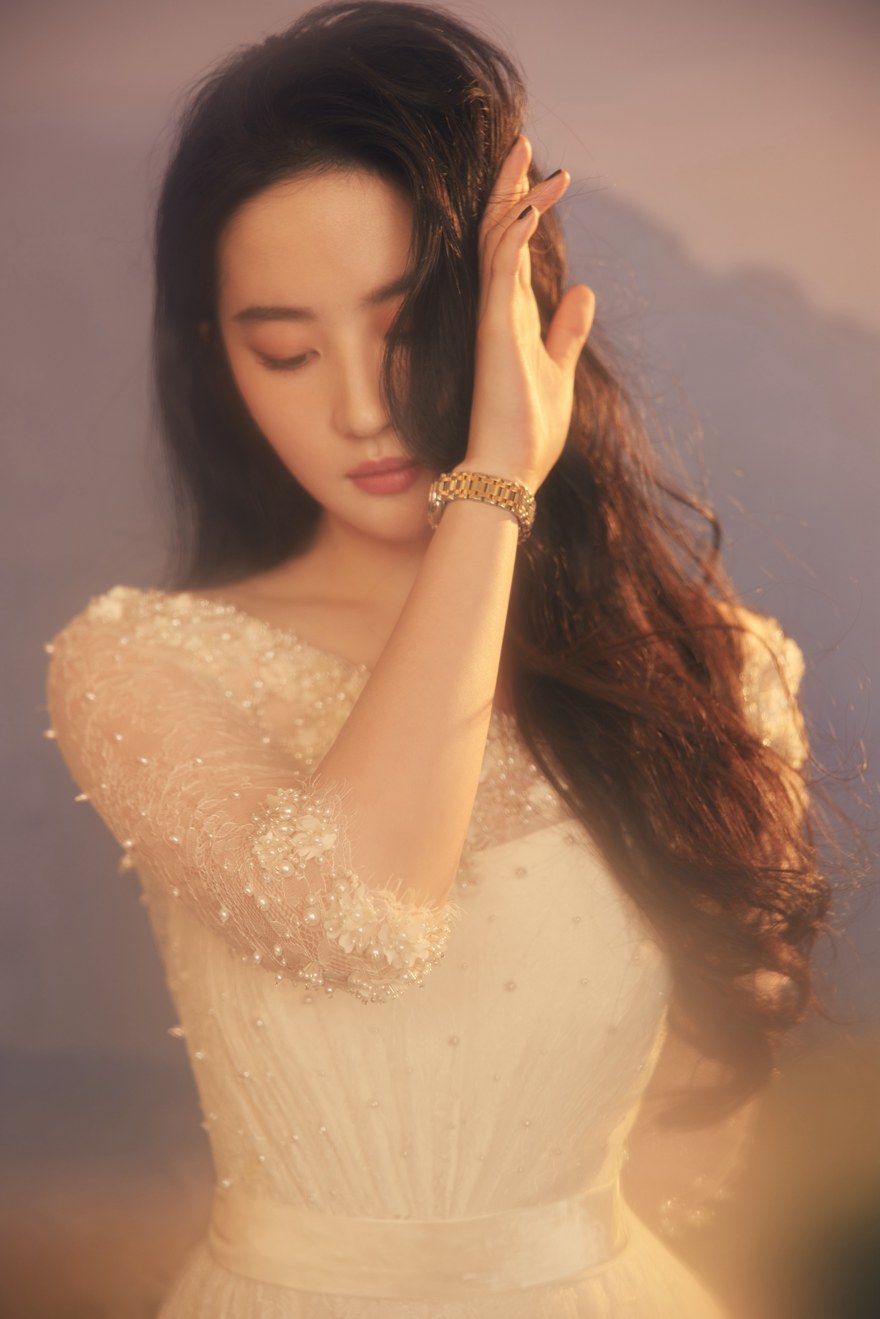 刘亦菲珍珠纱裙造型优雅贵气自带仙气  第1张