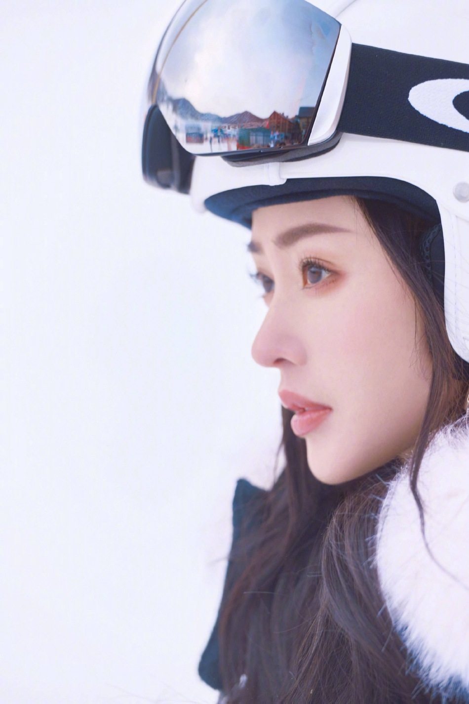 张天爱滑雪造型化身雪中仙子写真