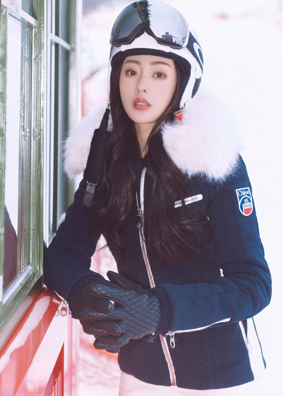 张天爱滑雪造型化身雪中仙子写真  第2张