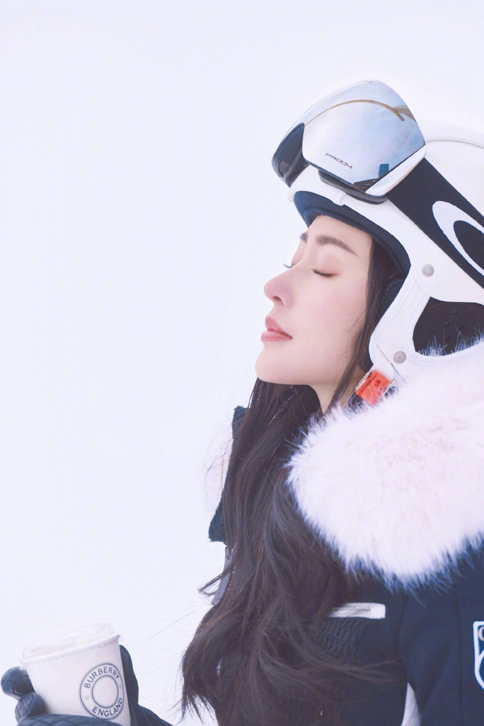 张天爱滑雪造型化身雪中仙子写真  第4张