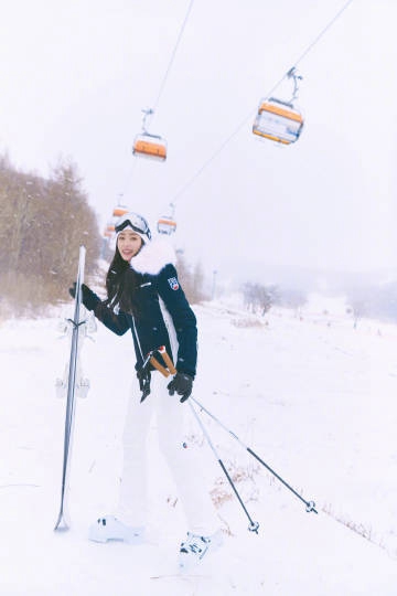 张天爱滑雪造型化身雪中仙子写真  第2张