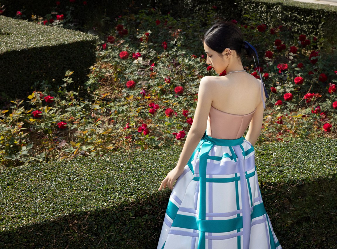 张子枫是花园里的玫瑰公主吧！张子枫金鸡奖闭幕式红毯造型写真  第2张