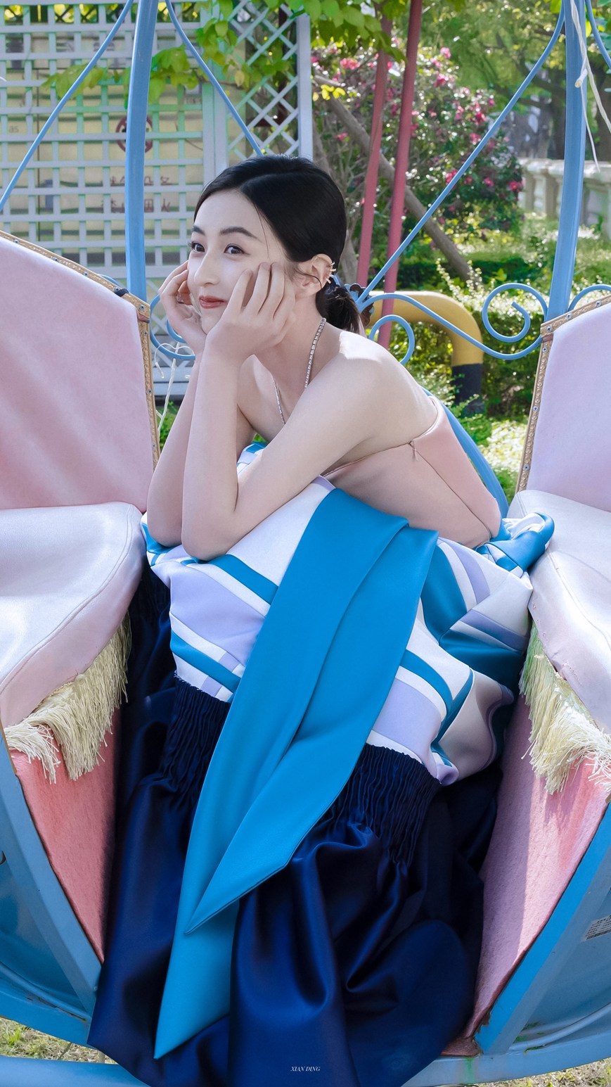 张子枫是花园里的玫瑰公主吧！张子枫金鸡奖闭幕式红毯造型写真  第5张