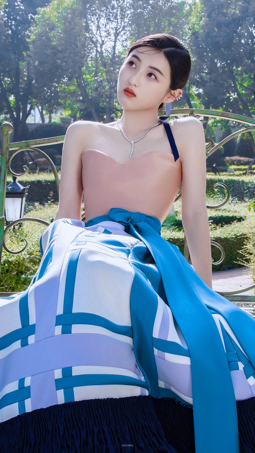 张子枫是花园里的玫瑰公主吧！张子枫金鸡奖闭幕式红毯造型写真  第6张