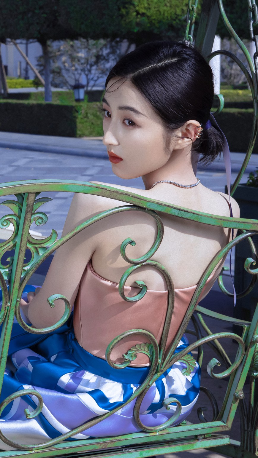 张子枫是花园里的玫瑰公主吧！张子枫金鸡奖闭幕式红毯造型写真  第8张