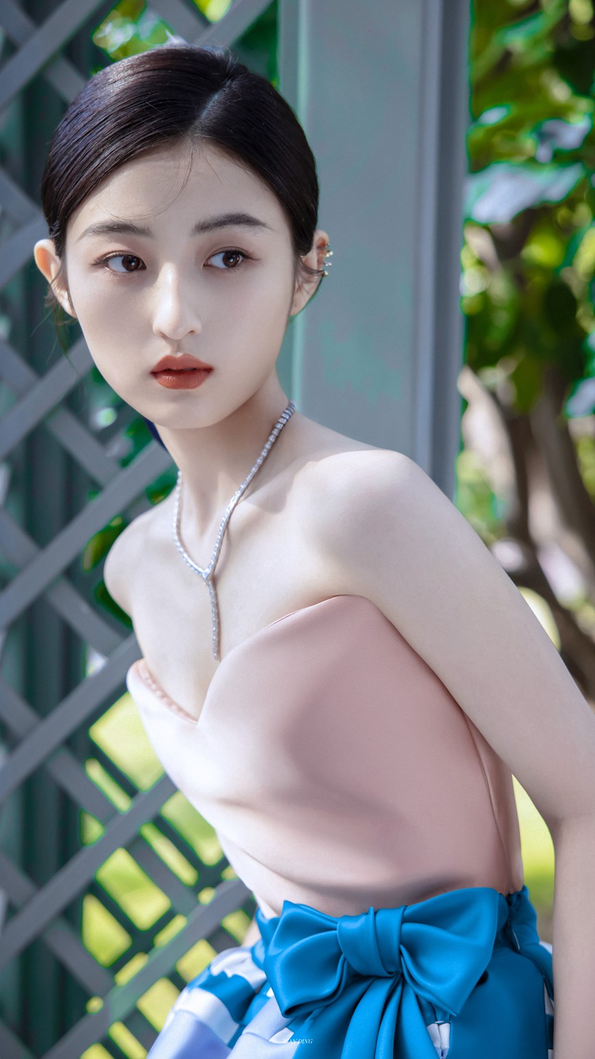 张子枫是花园里的玫瑰公主吧！张子枫金鸡奖闭幕式红毯造型写真  第9张