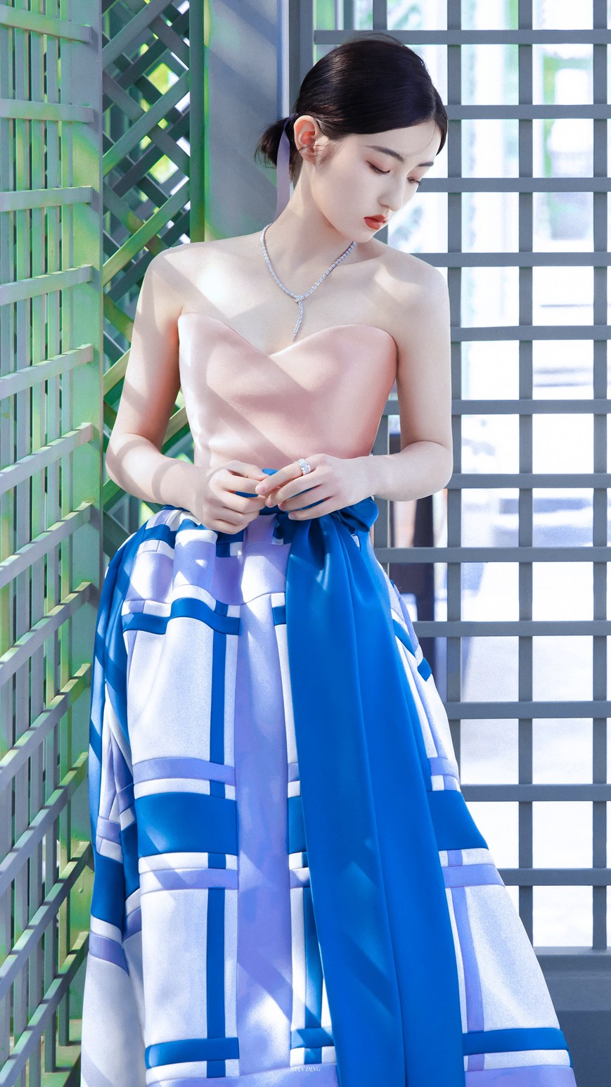 张子枫是花园里的玫瑰公主吧！张子枫金鸡奖闭幕式红毯造型写真  第10张
