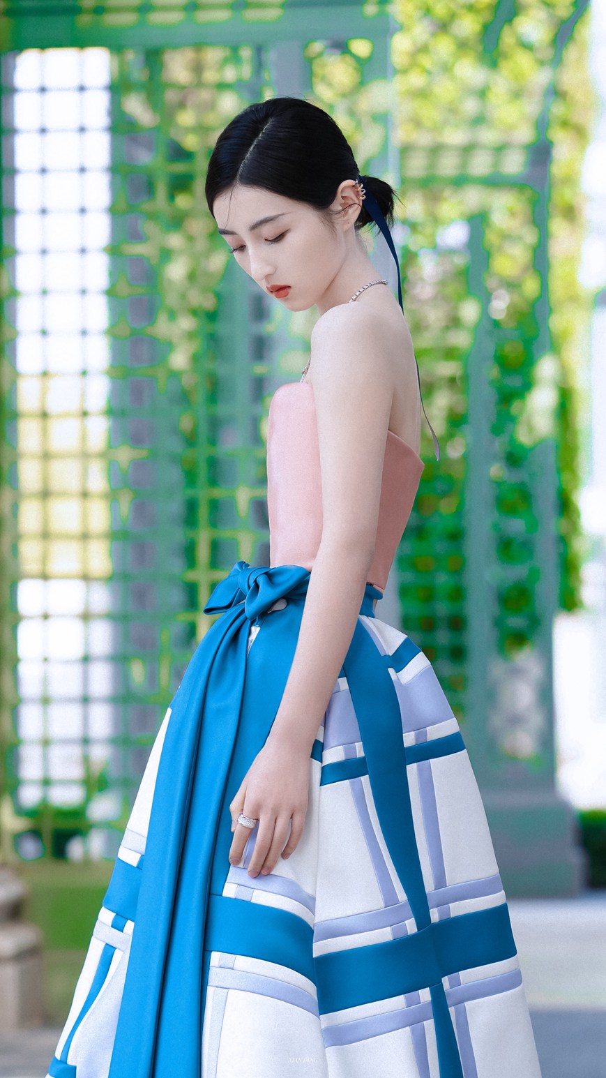 张子枫是花园里的玫瑰公主吧！张子枫金鸡奖闭幕式红毯造型写真  第11张