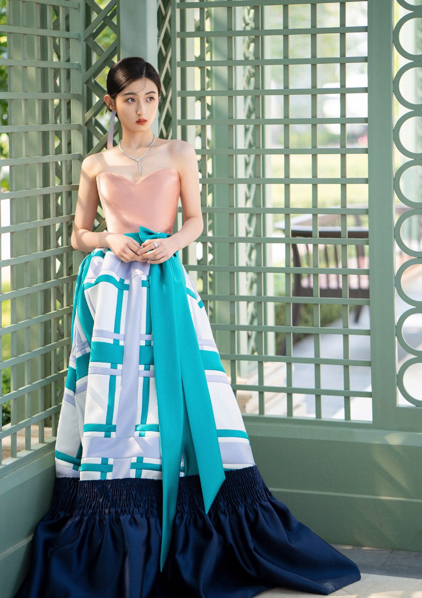 张子枫是花园里的玫瑰公主吧！张子枫金鸡奖闭幕式红毯造型写真  第15张