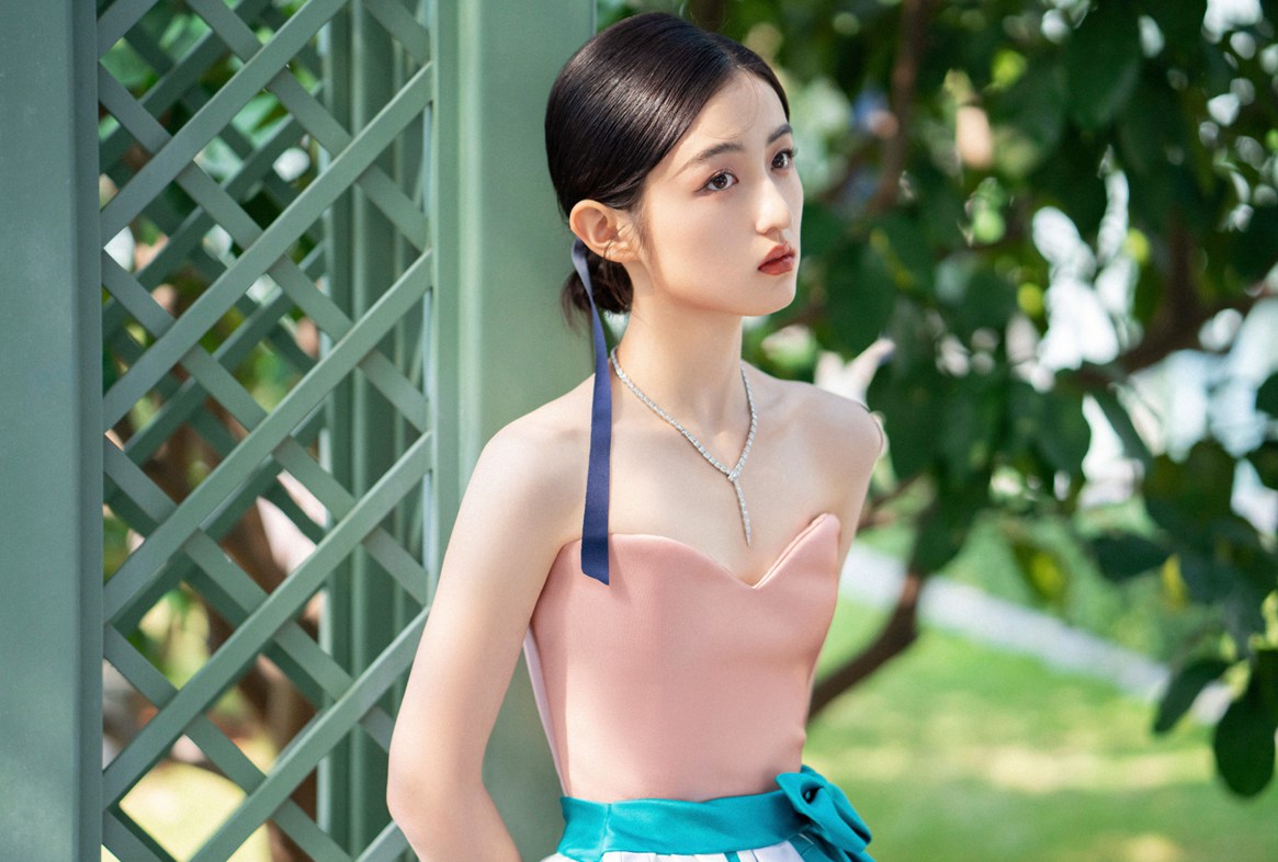 张子枫是花园里的玫瑰公主吧！张子枫金鸡奖闭幕式红毯造型写真  第17张