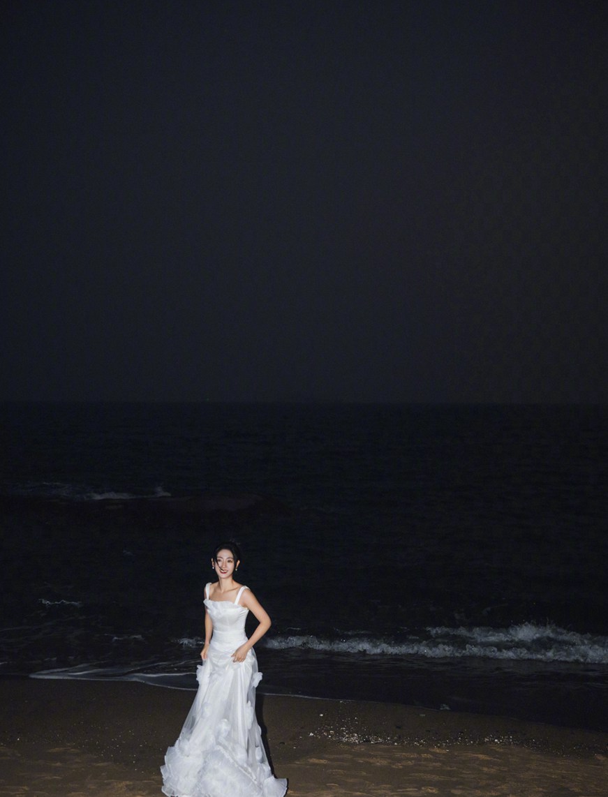 邢菲海边日落月升大片黑白纱裙造型浪漫优雅  第3张