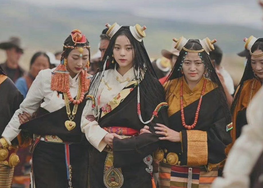 欧阳娜娜《奇遇·人间角落》理塘篇章穿藏族服饰图片  第8张