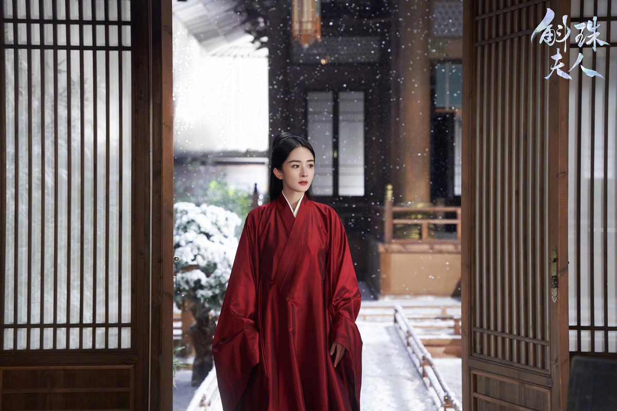 杨幂《斛珠夫人》雪中红衣氛围感耀眼造型图  第1张