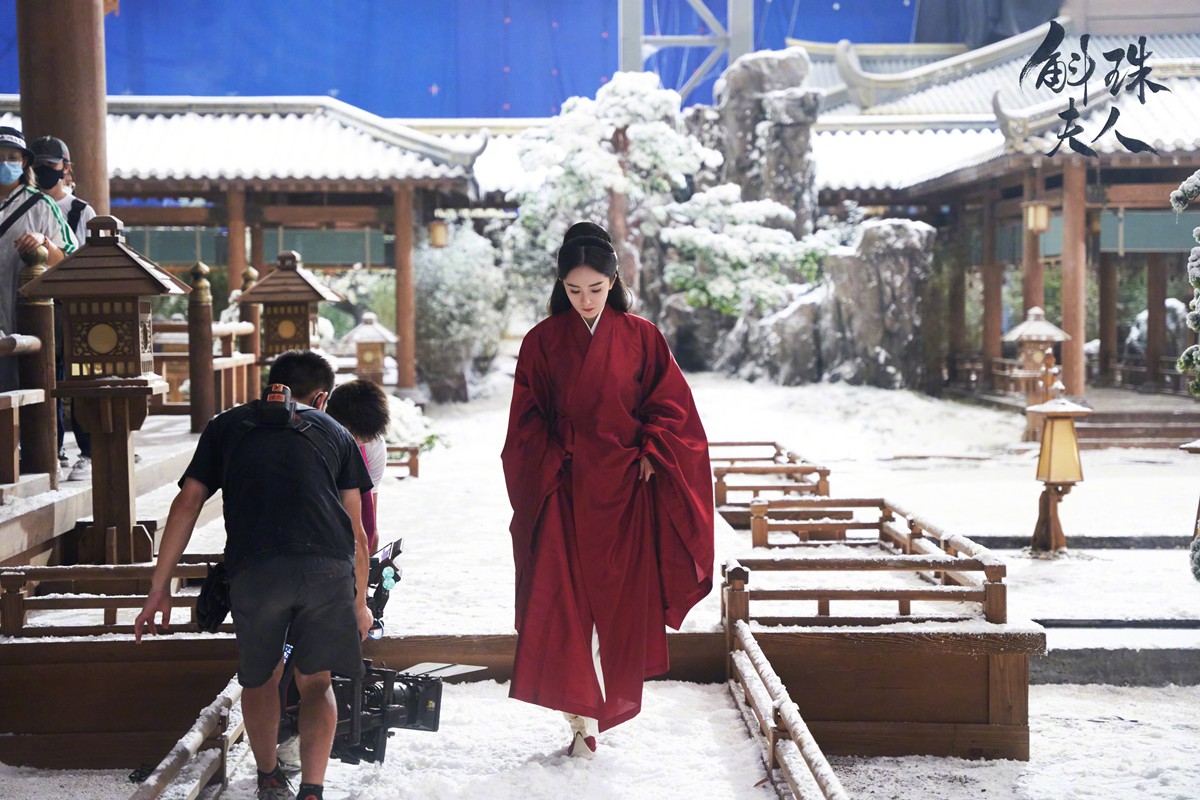 杨幂《斛珠夫人》雪中红衣氛围感耀眼造型图  第7张