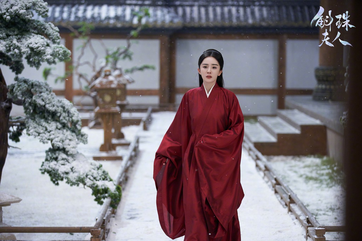 杨幂《斛珠夫人》雪中红衣氛围感耀眼造型图  第2张