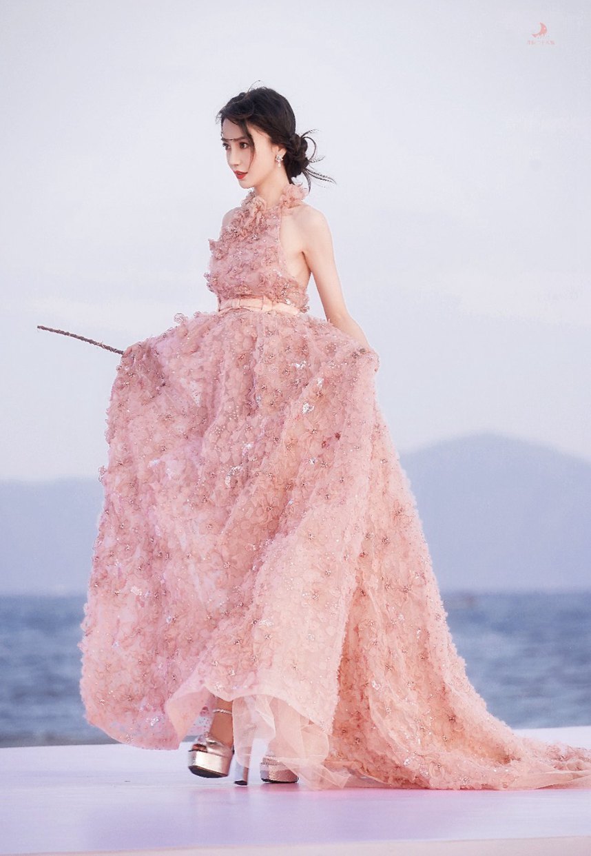 Angelababy红毯yyds一袭粉色长裙优雅恬静美图