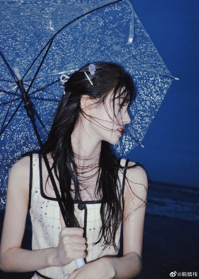 鞠婧祎湿发造型又纯又欲海边写真