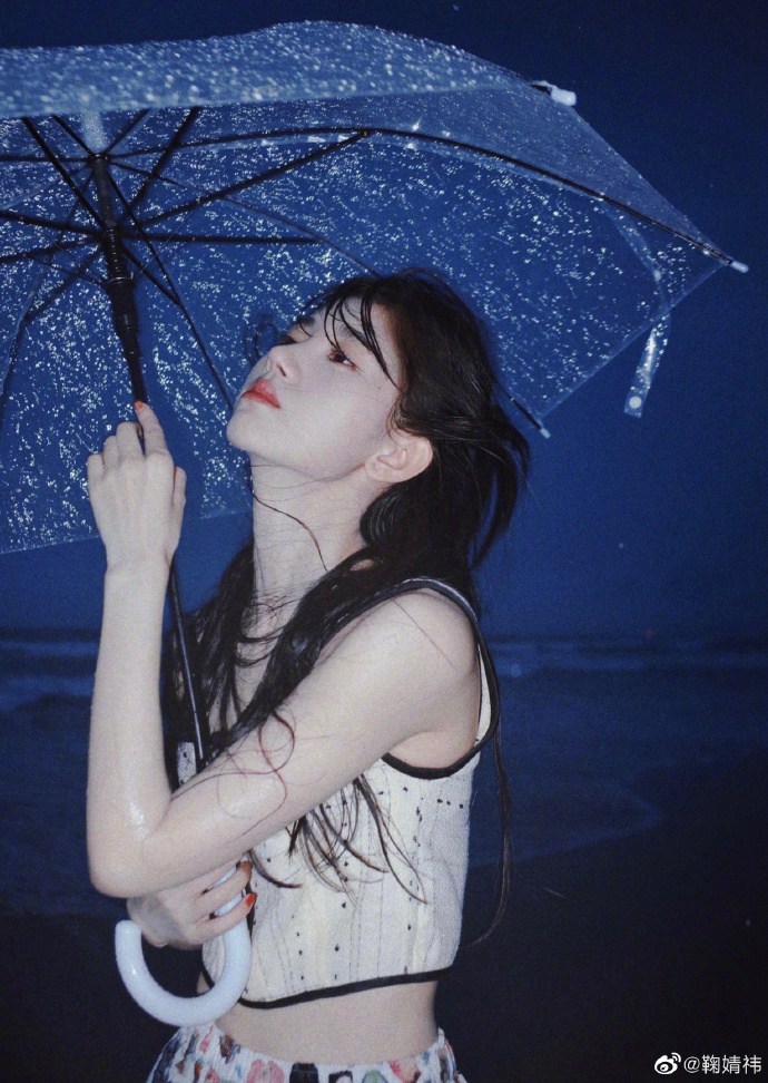 鞠婧祎湿发造型又纯又欲海边写真  第5张