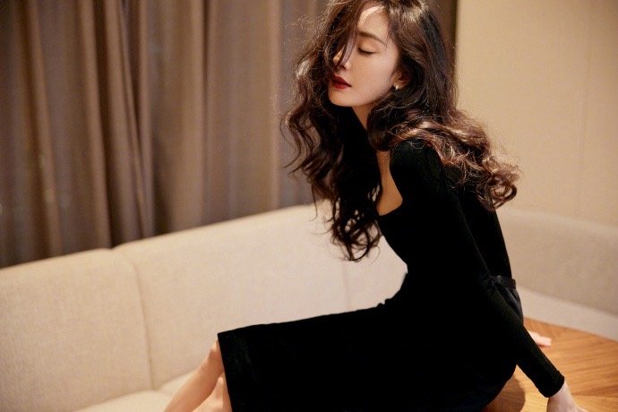 杨幂雅诗兰黛品牌活动穿小黑裙尽显优雅气质  第11张