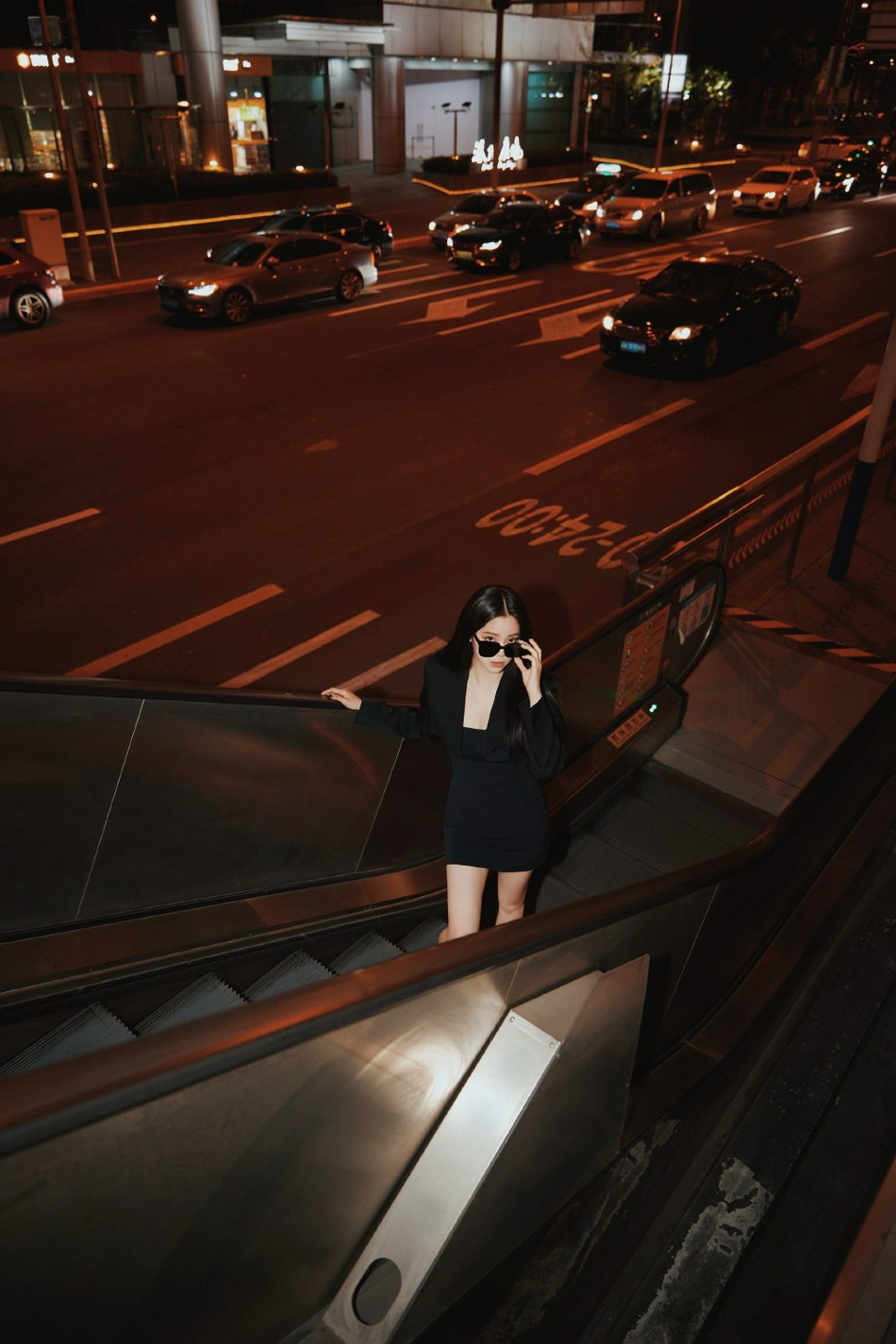 欧阳娜娜全黑造型又酷又辣写真  第10张