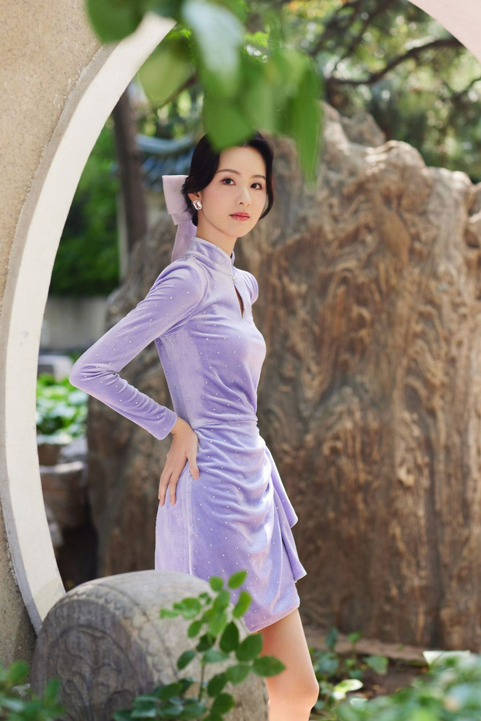 陈都灵紫色丝绒短裙大秀身材写真  第2张