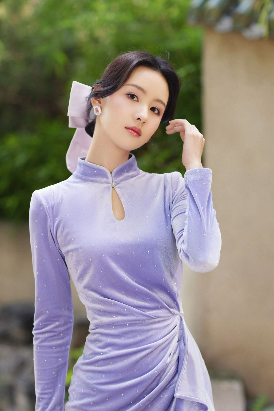 陈都灵紫色丝绒短裙大秀身材写真  第3张