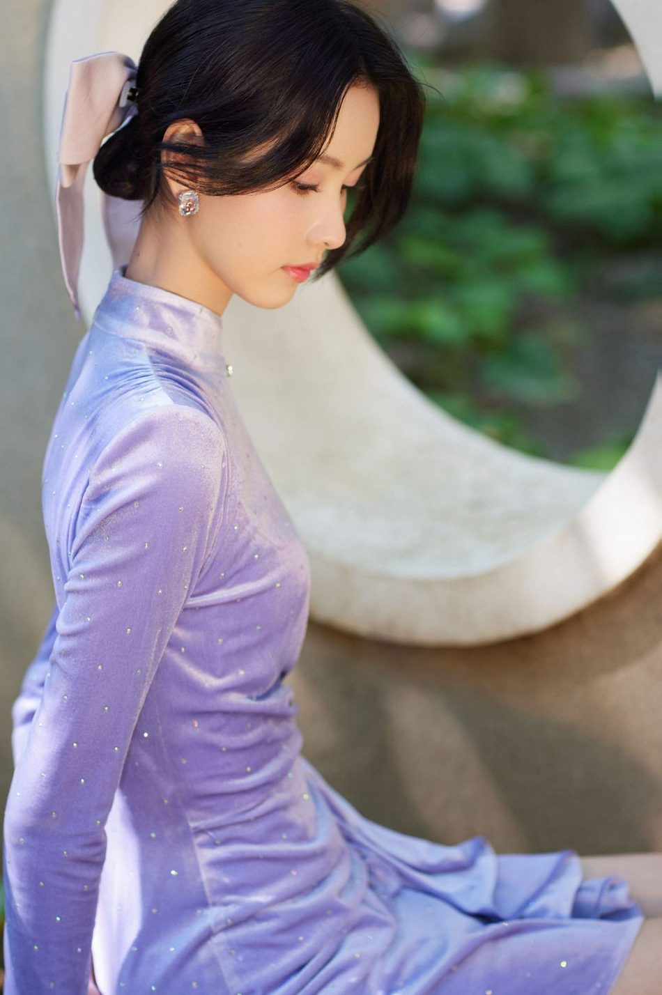 陈都灵紫色丝绒短裙大秀身材写真  第2张