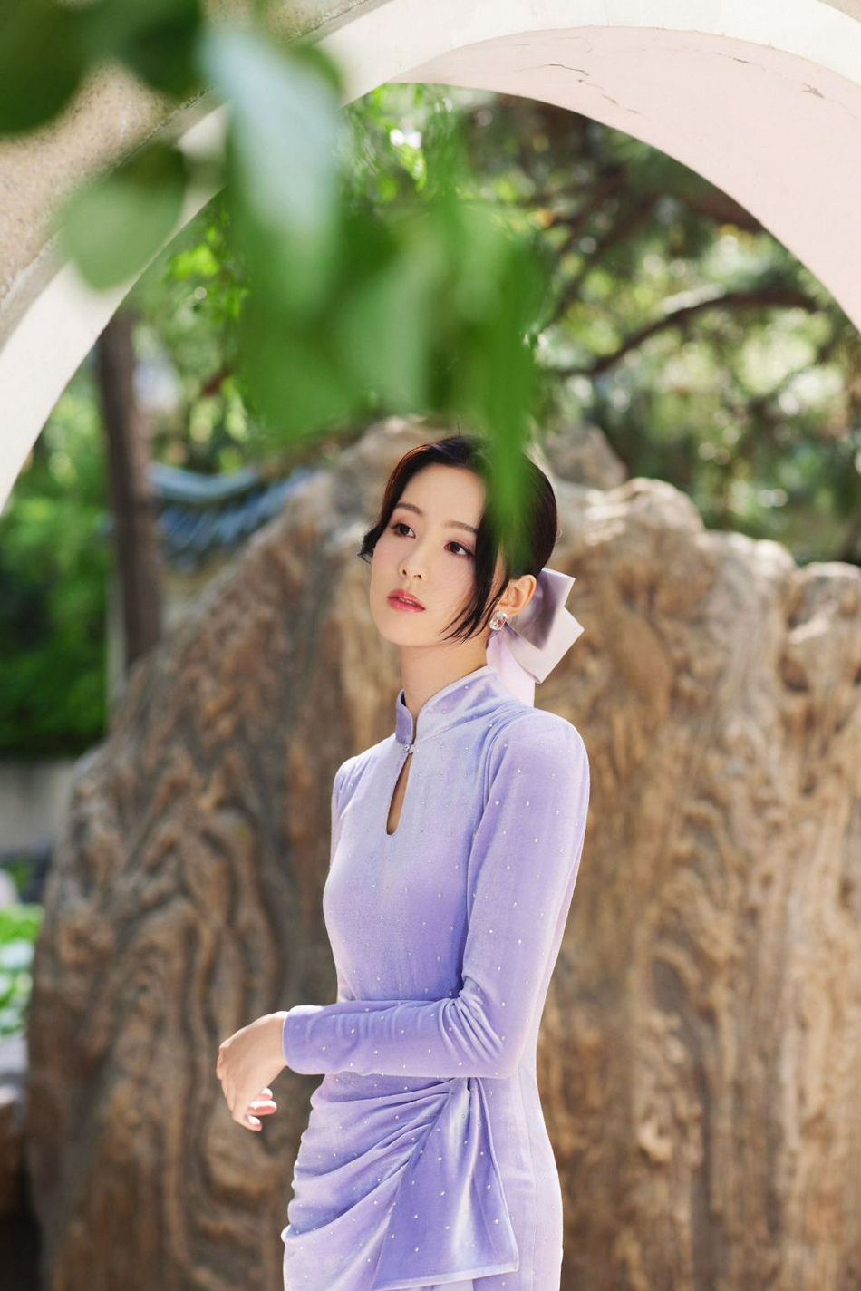陈都灵紫色丝绒短裙大秀身材写真  第3张