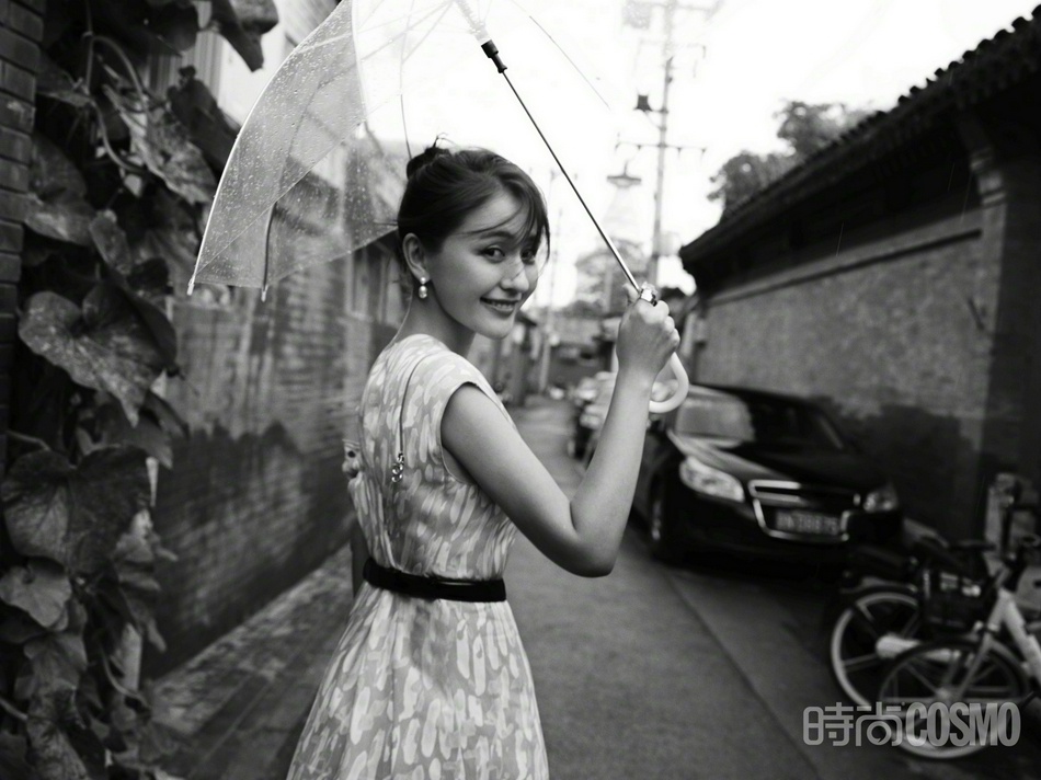 热依扎撑伞漫步北京胡同黑白写真  第5张