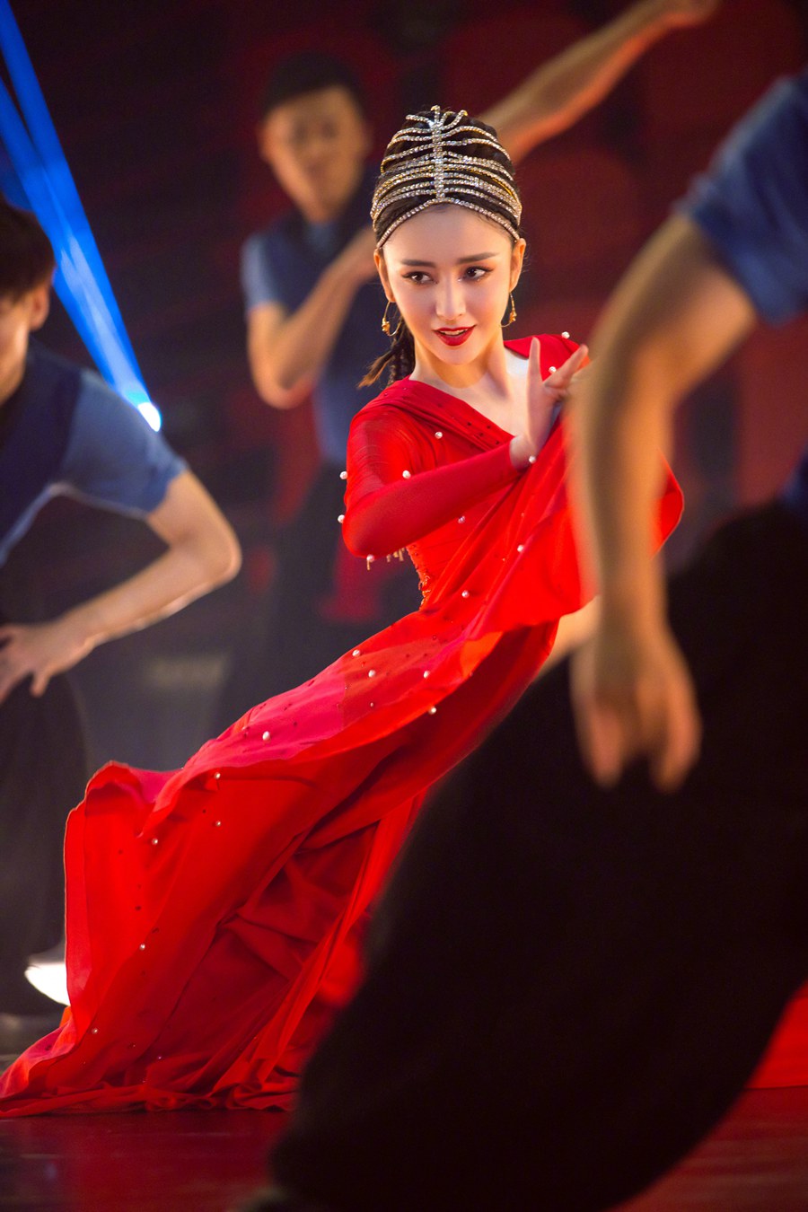 佟丽娅 《舞蹈生》导师大秀烈焰红纱裙迷人奔放  第5张