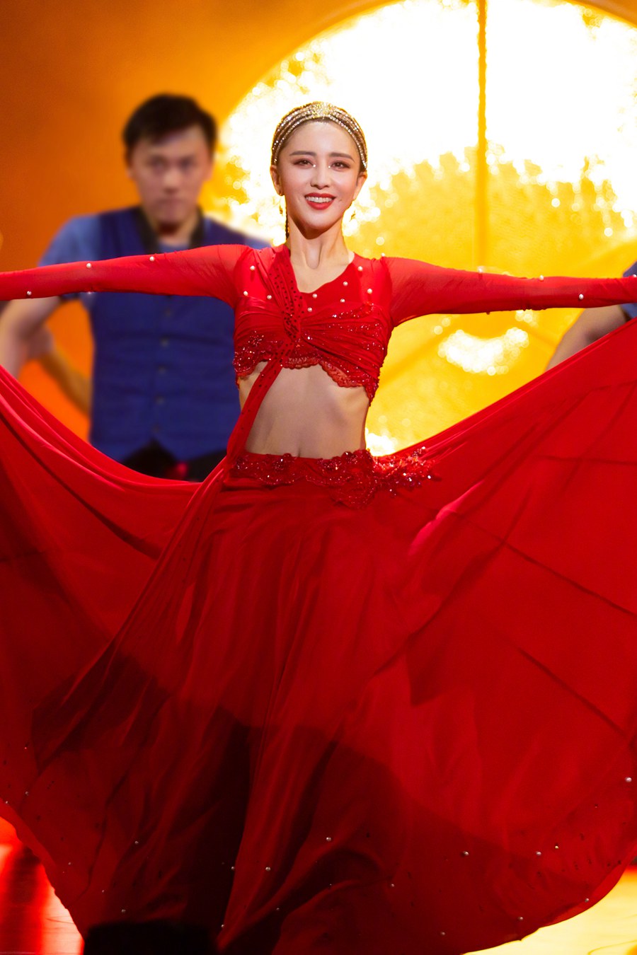 佟丽娅 《舞蹈生》导师大秀烈焰红纱裙迷人奔放  第9张