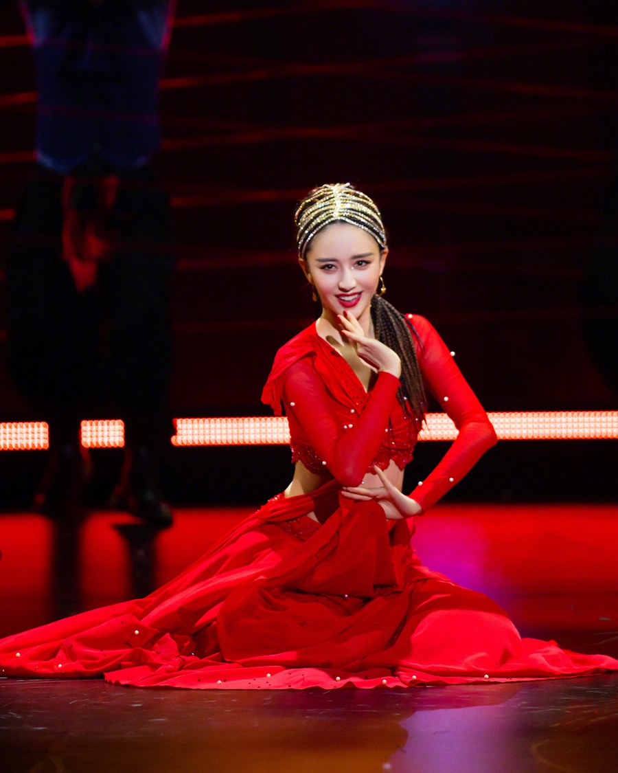 佟丽娅 《舞蹈生》导师大秀烈焰红纱裙迷人奔放  第11张