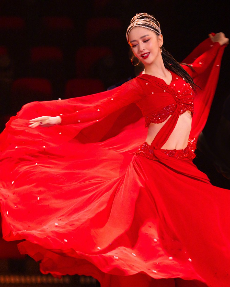 佟丽娅 《舞蹈生》导师大秀烈焰红纱裙迷人奔放  第12张