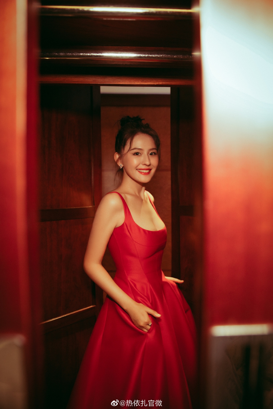 热依扎吊带红裙散发优雅魅力写真  第2张