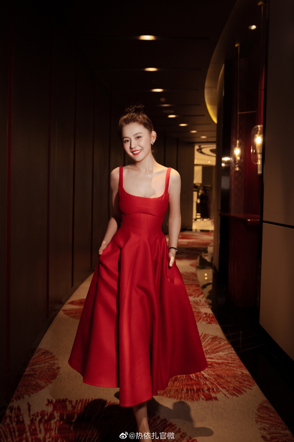 热依扎吊带红裙散发优雅魅力写真  第4张