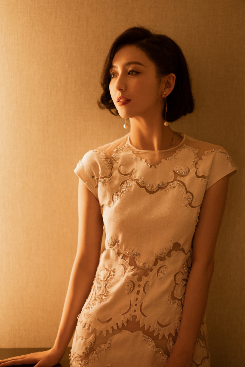 佟丽娅刺绣白裙气质清雅写真美照  第1张