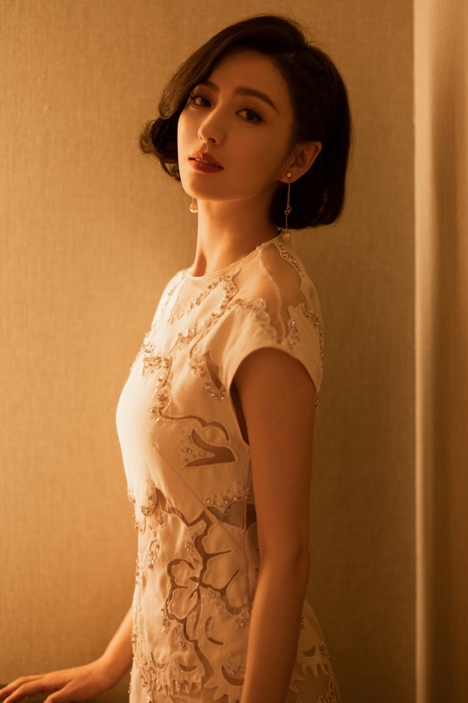 佟丽娅刺绣白裙气质清雅写真美照  第3张