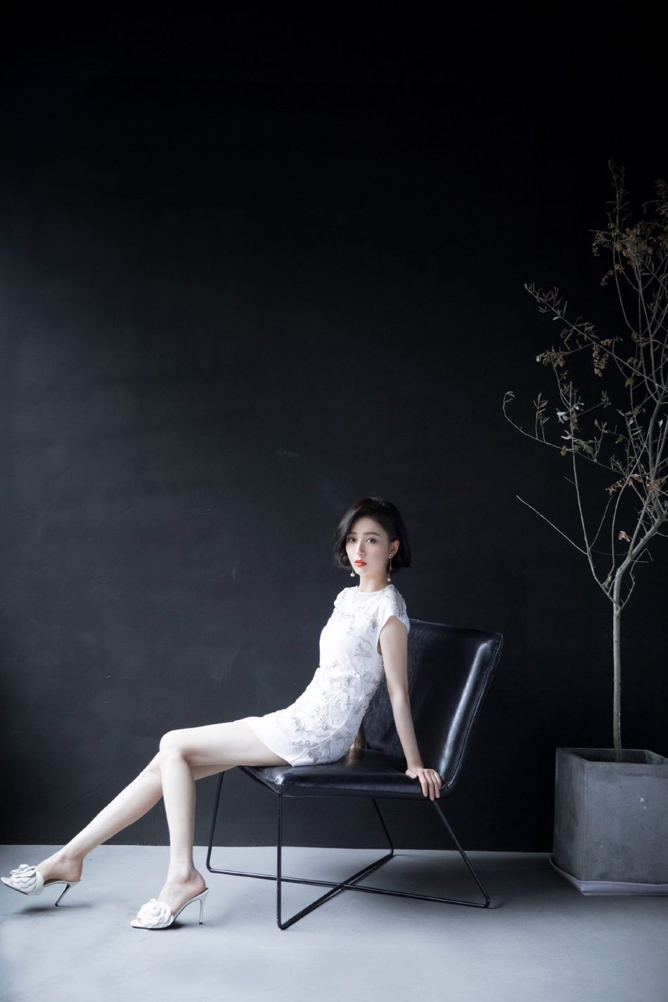 佟丽娅刺绣白裙气质清雅写真美照  第2张