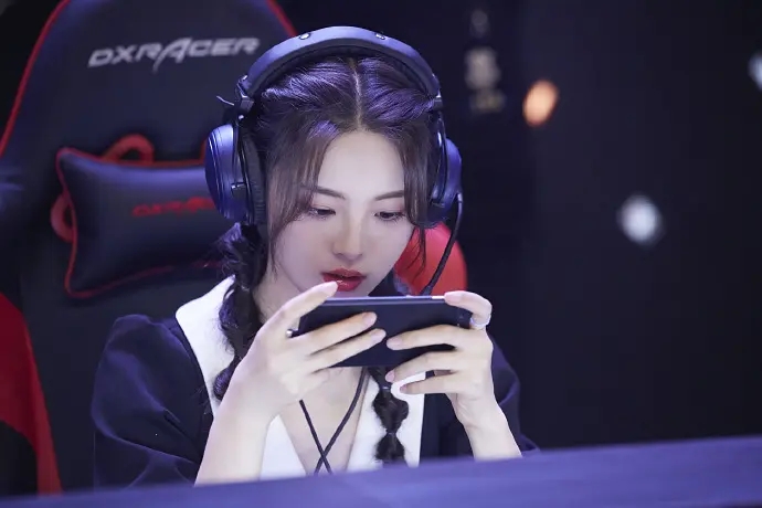 网瘾少女杨超越俏皮可爱图片  第9张
