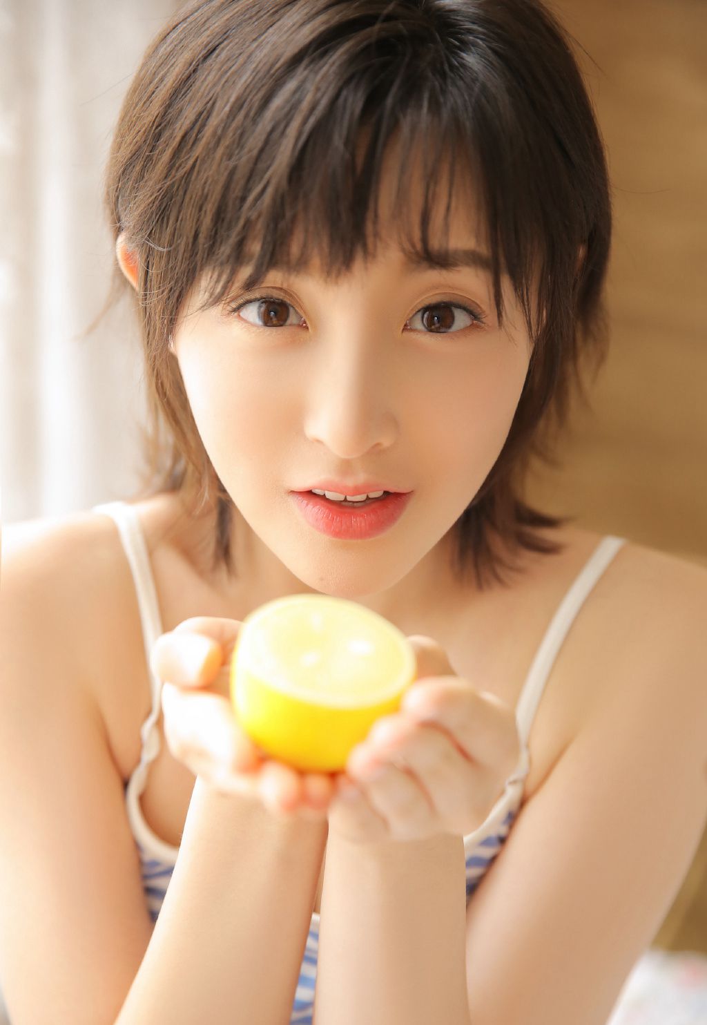 短发美女吊带香肩室内个人写真