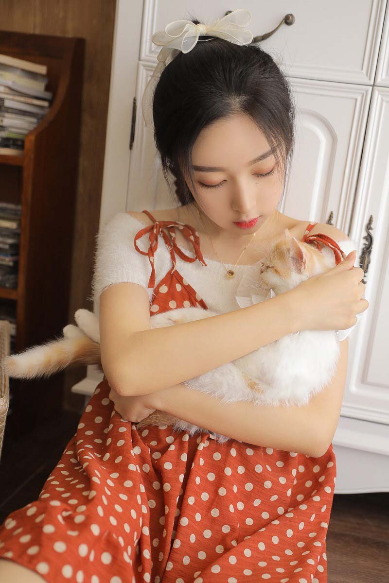 麻花辫小姐姐白丝美腿室内写真