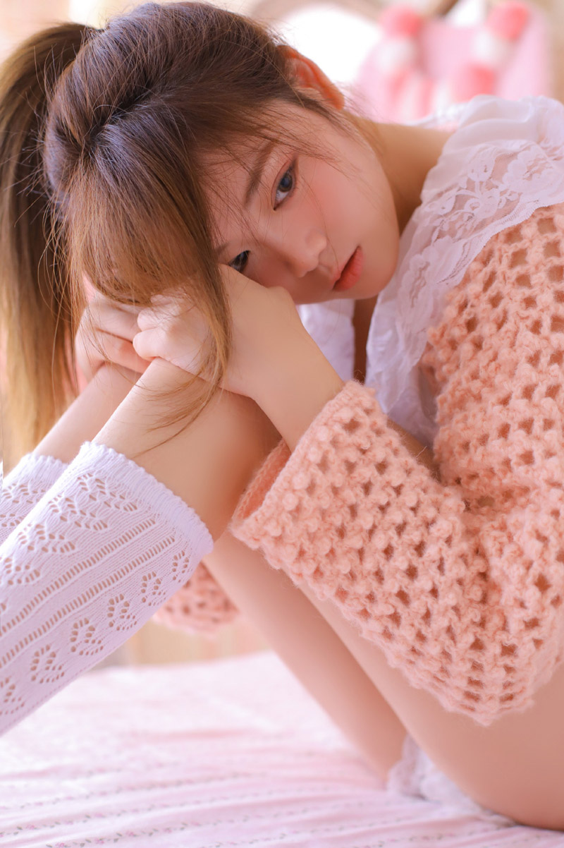 床上美女白丝美腿室内个人写真