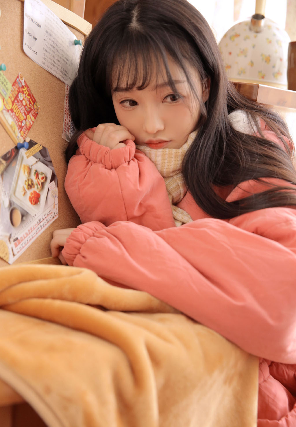 长发妹子露齿甜笑室内个人写真