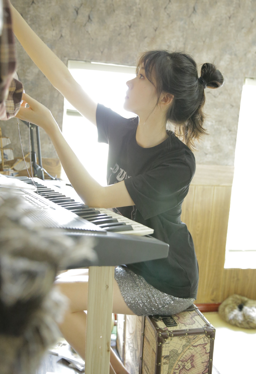 丸子头美女白皙大长腿私房写真