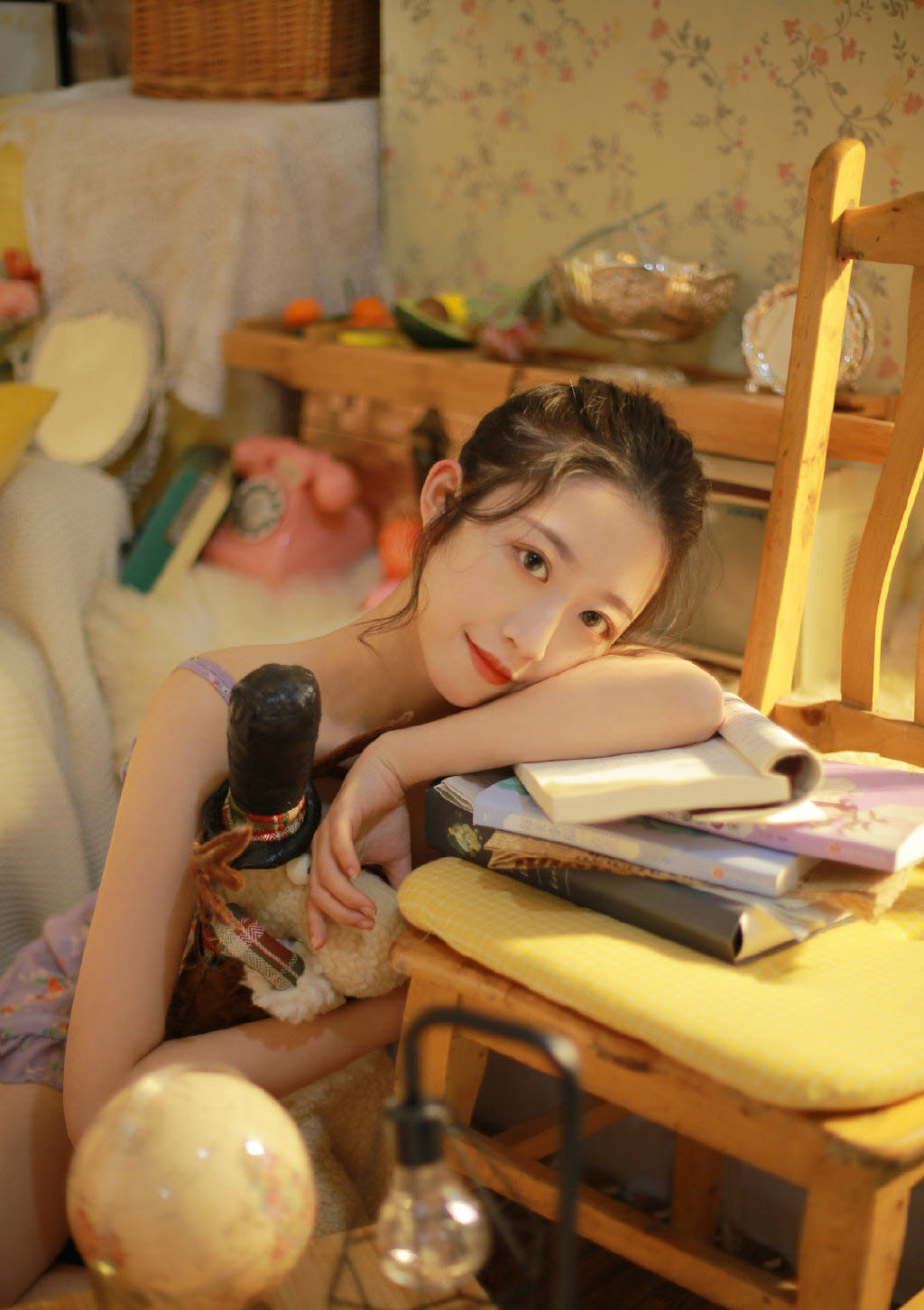 吊带碎花裙美女光滑牛奶肌写真