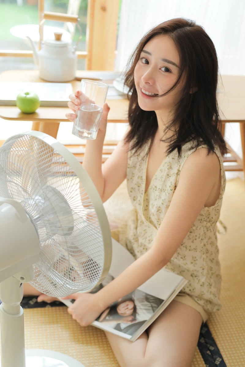素颜美女慵懒随性室内个人写真