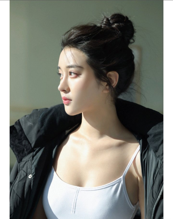 丸子头美女光滑牛奶肌私房写真
