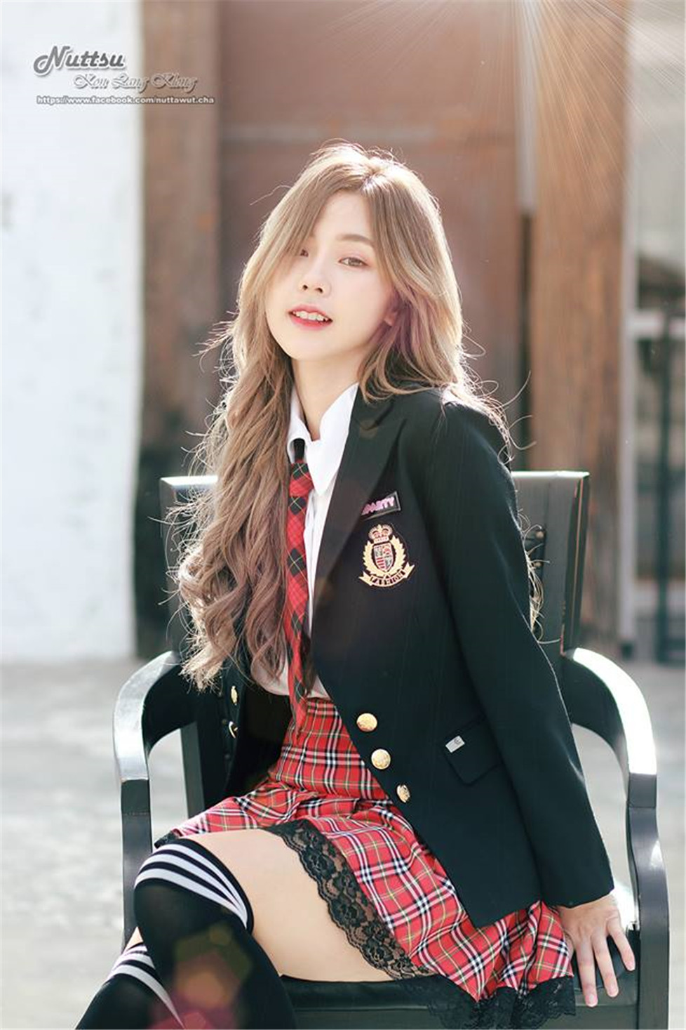 金发美女校花学生制服街拍写真