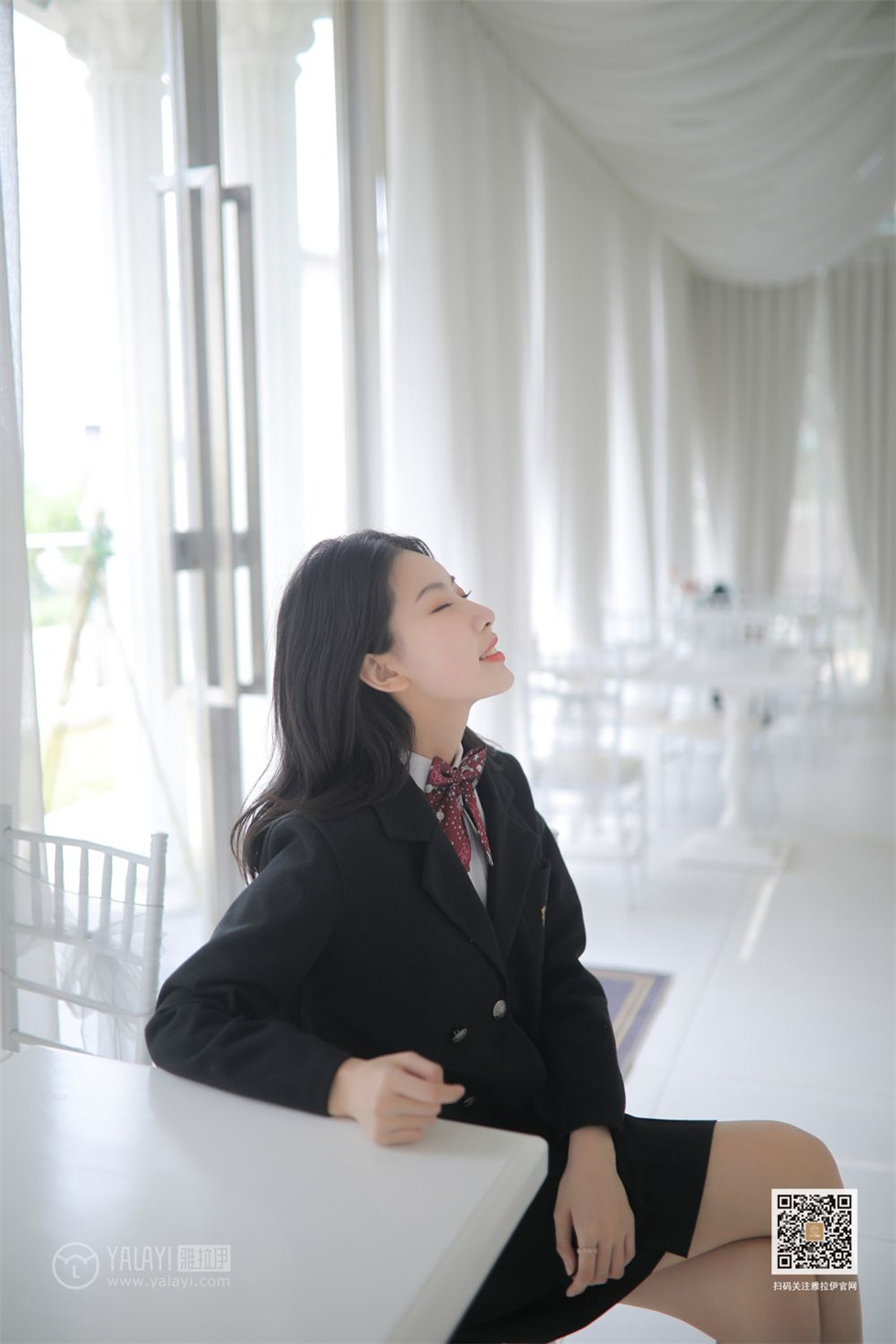 长发美女制服短裙白皙美腿写真