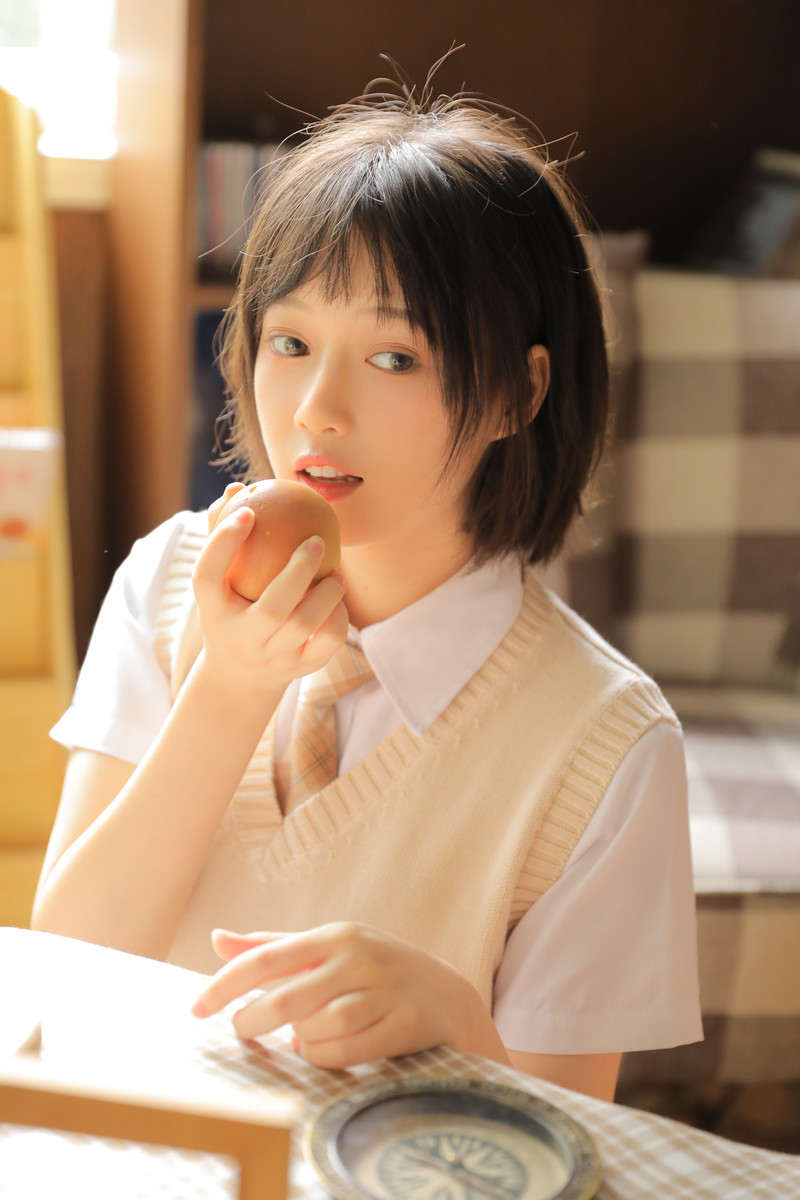 短发美女学生制服白丝美腿写真